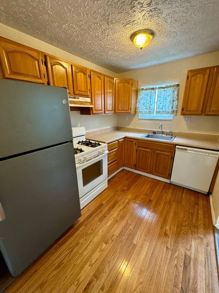 215 Spencer Ave - Photo 6 of 26