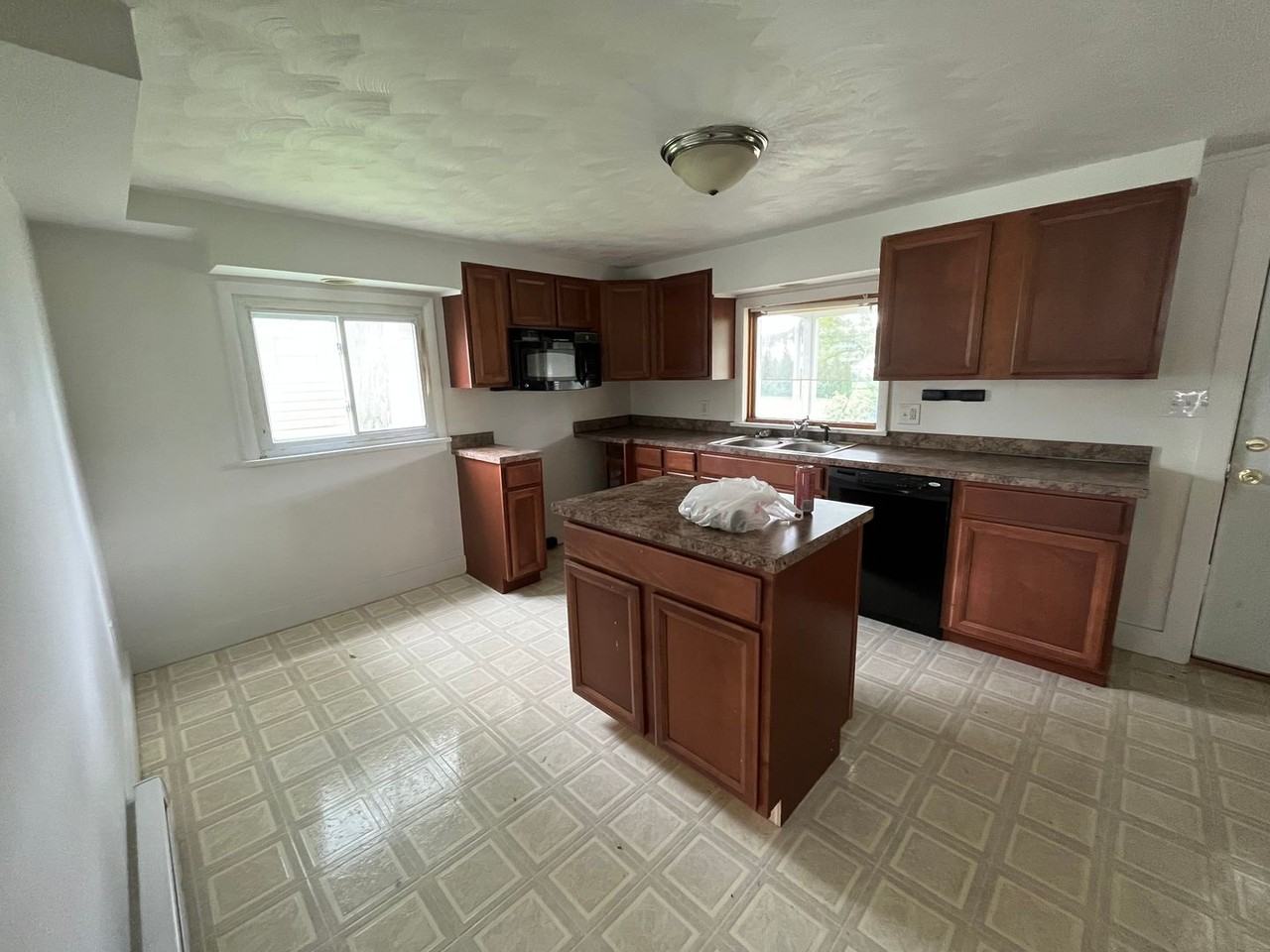 112 Beach St - Photo 7 of 20
