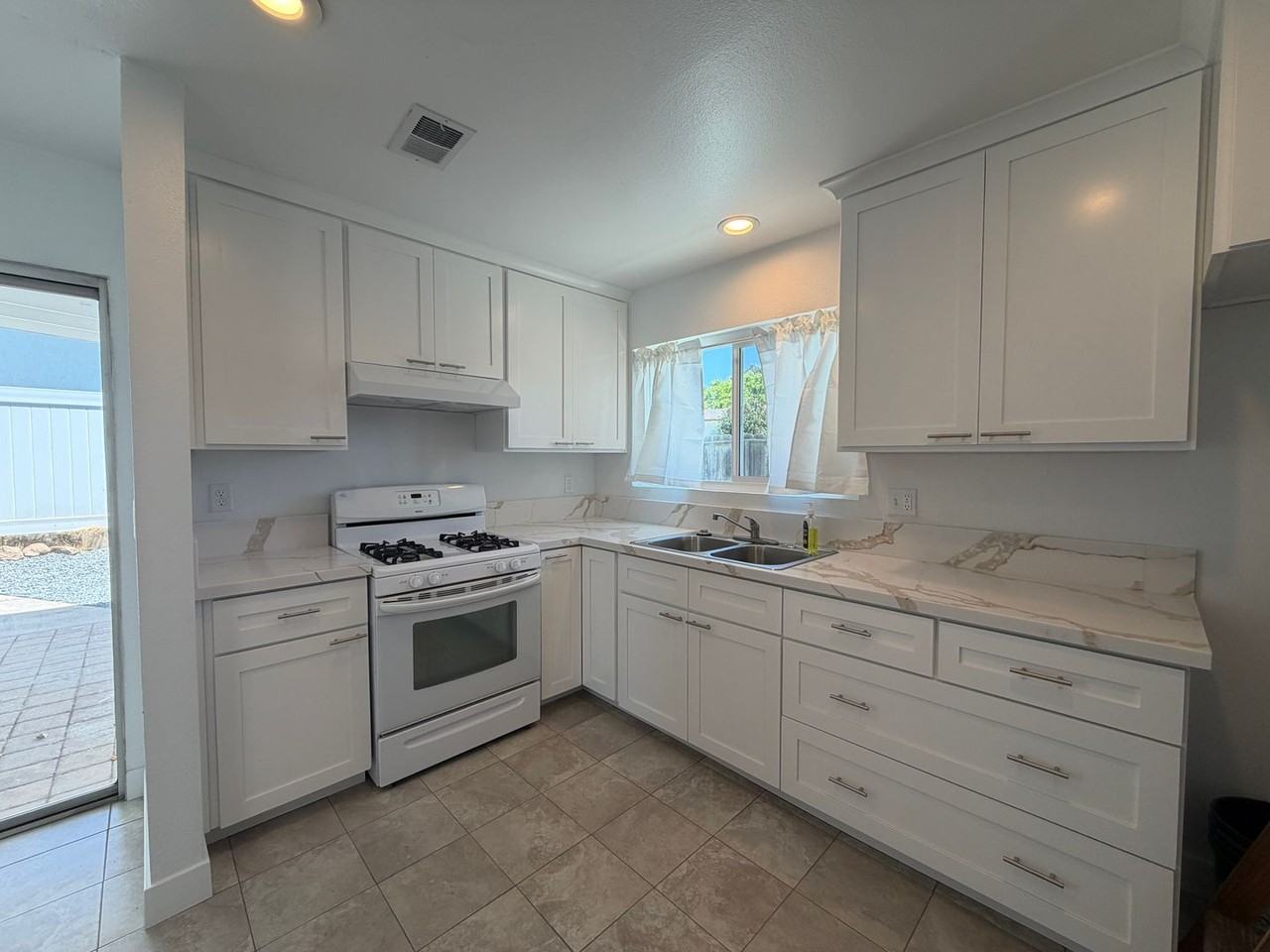 228 Janan Ct - Photo 5 of 16
