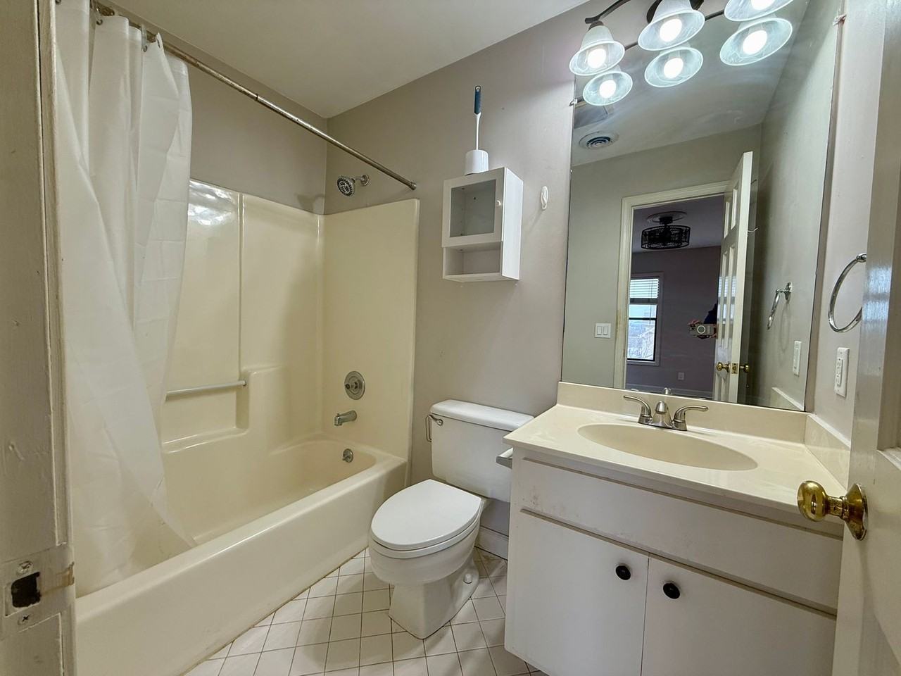 932B Russell St - Photo 2 of 31