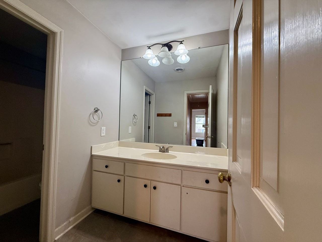 932B Russell St - Photo 4 of 31