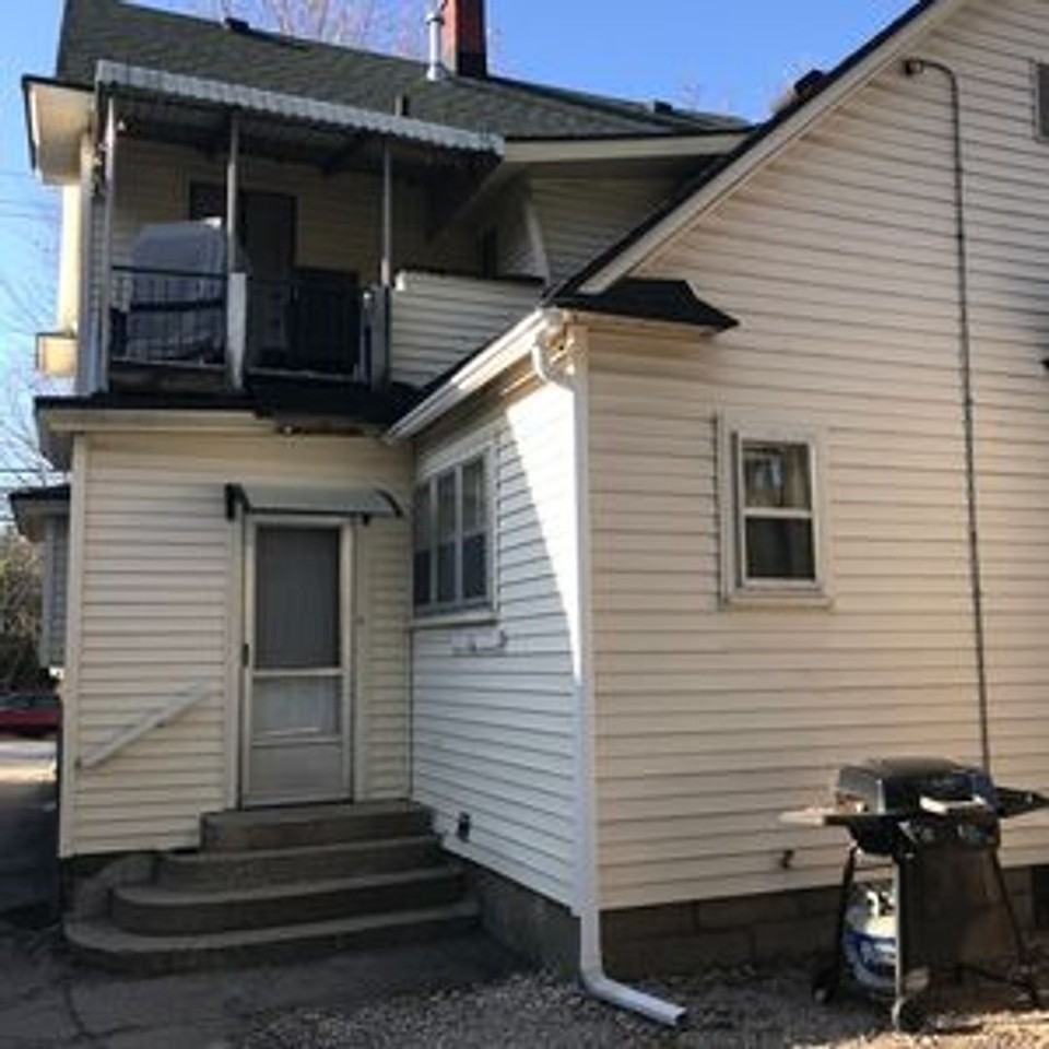 322 Diamond Ave Ne - Photo 3 of 19