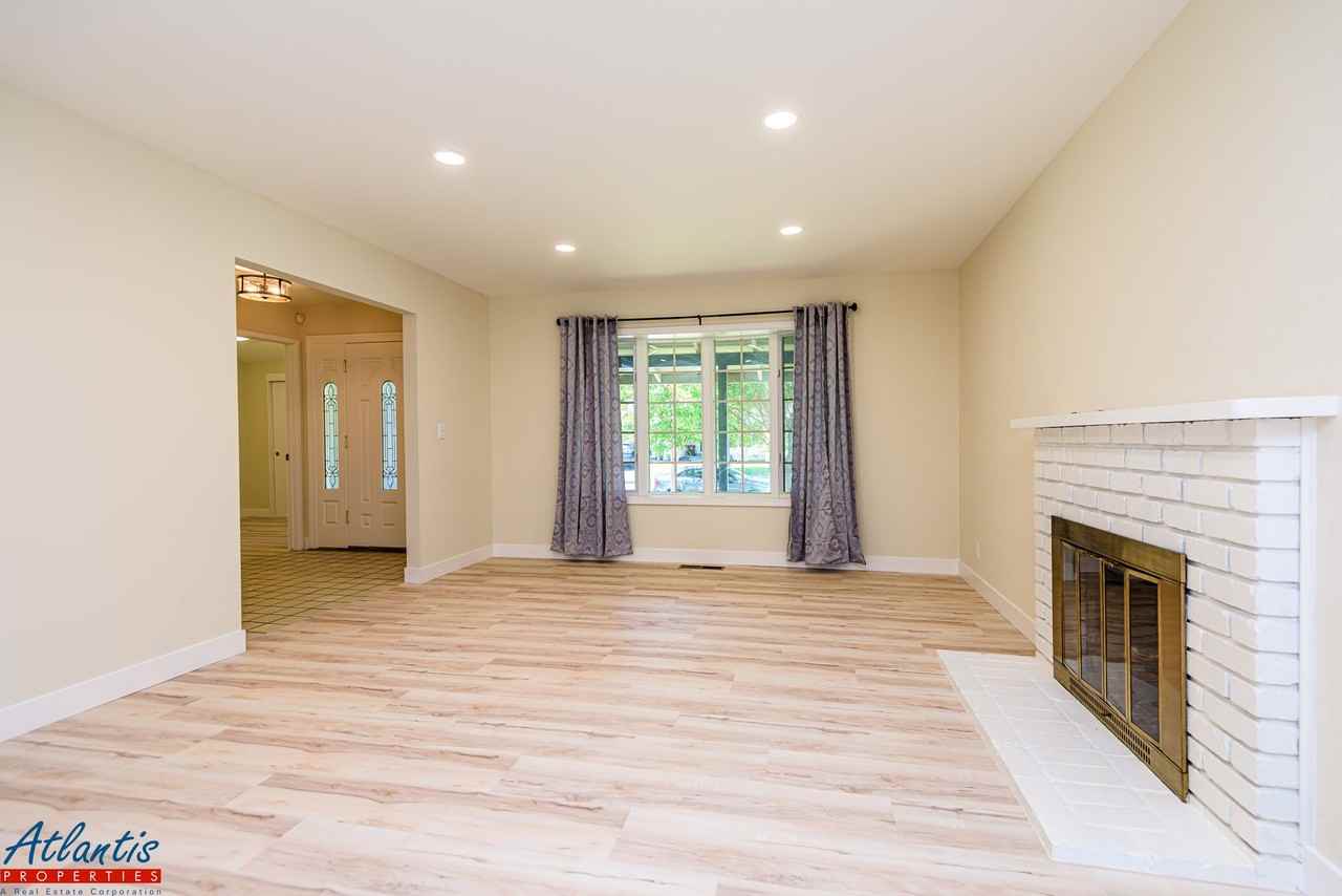 2566 Fairglen Dr - Photo 2 of 24