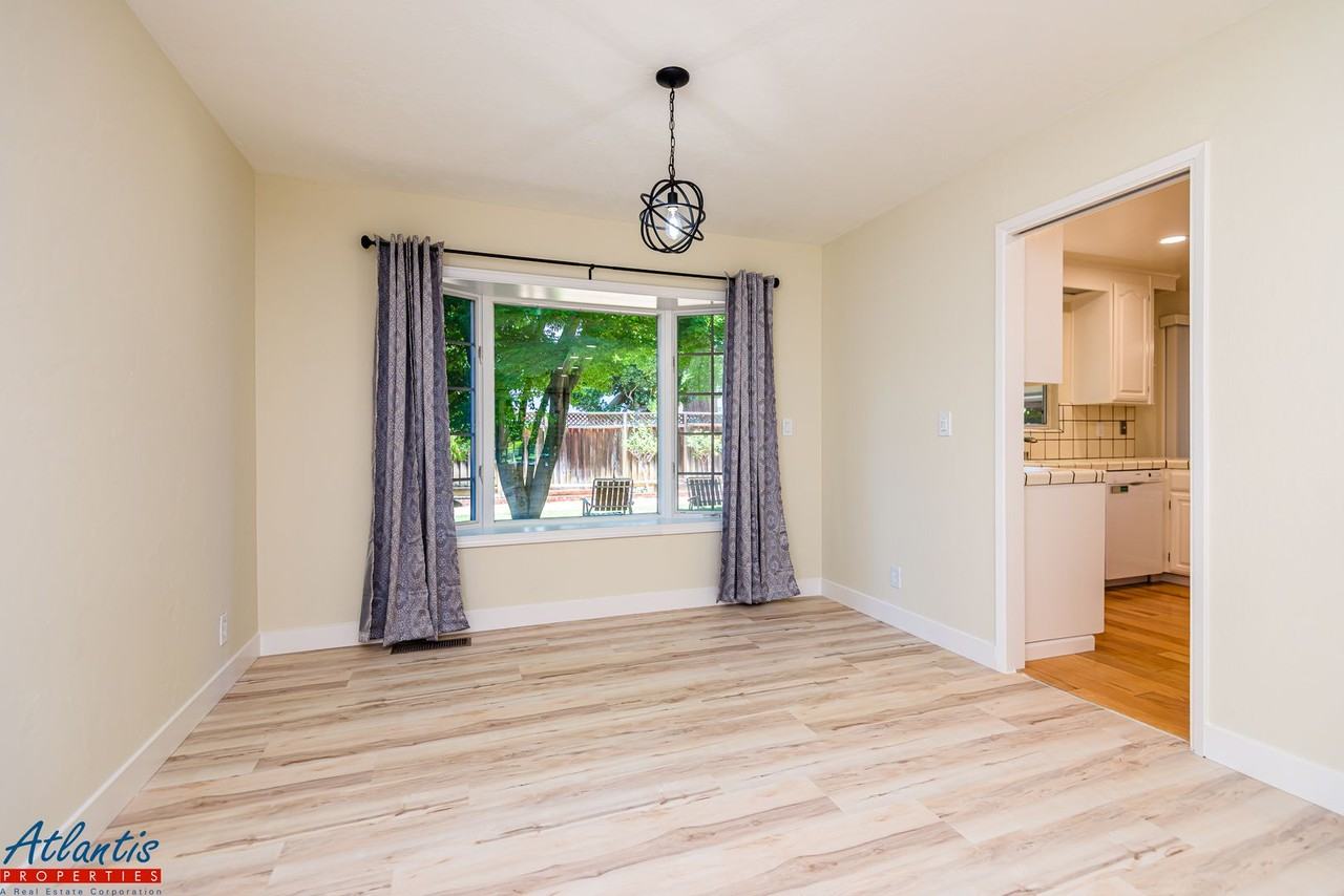 2566 Fairglen Dr - Photo 4 of 24
