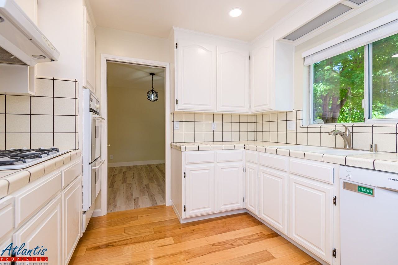 2566 Fairglen Dr - Photo 5 of 24