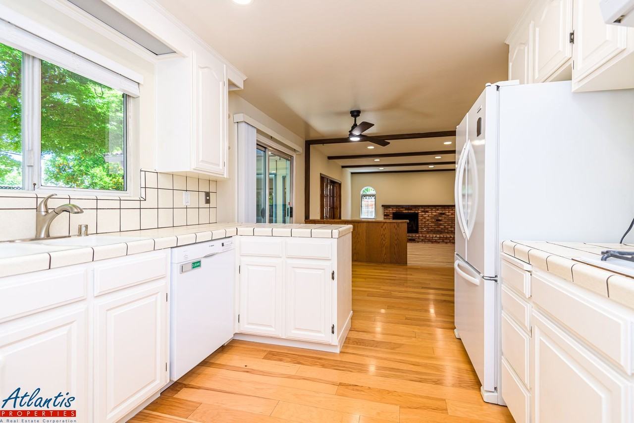 2566 Fairglen Dr - Photo 6 of 24