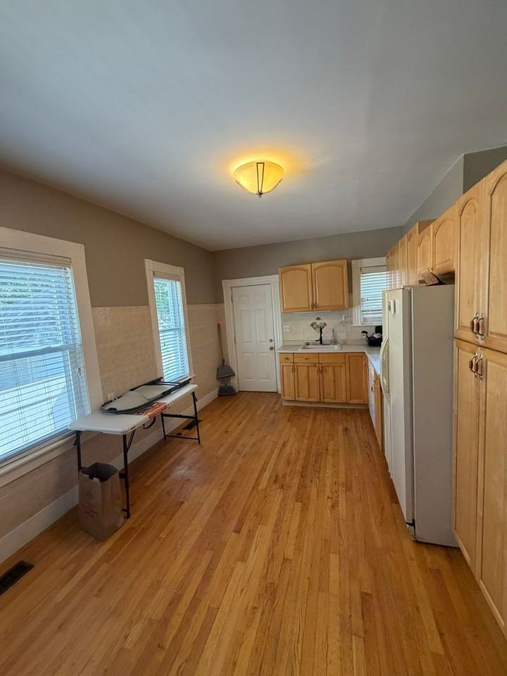 325 Rogers St - Photo 4 of 27