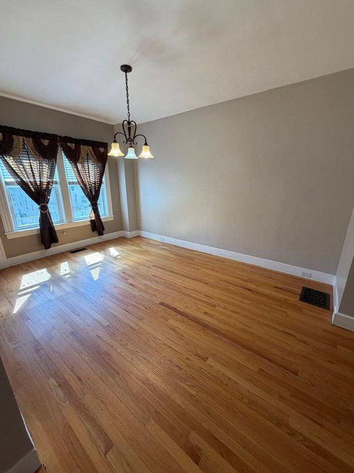 325 Rogers St - Photo 5 of 27
