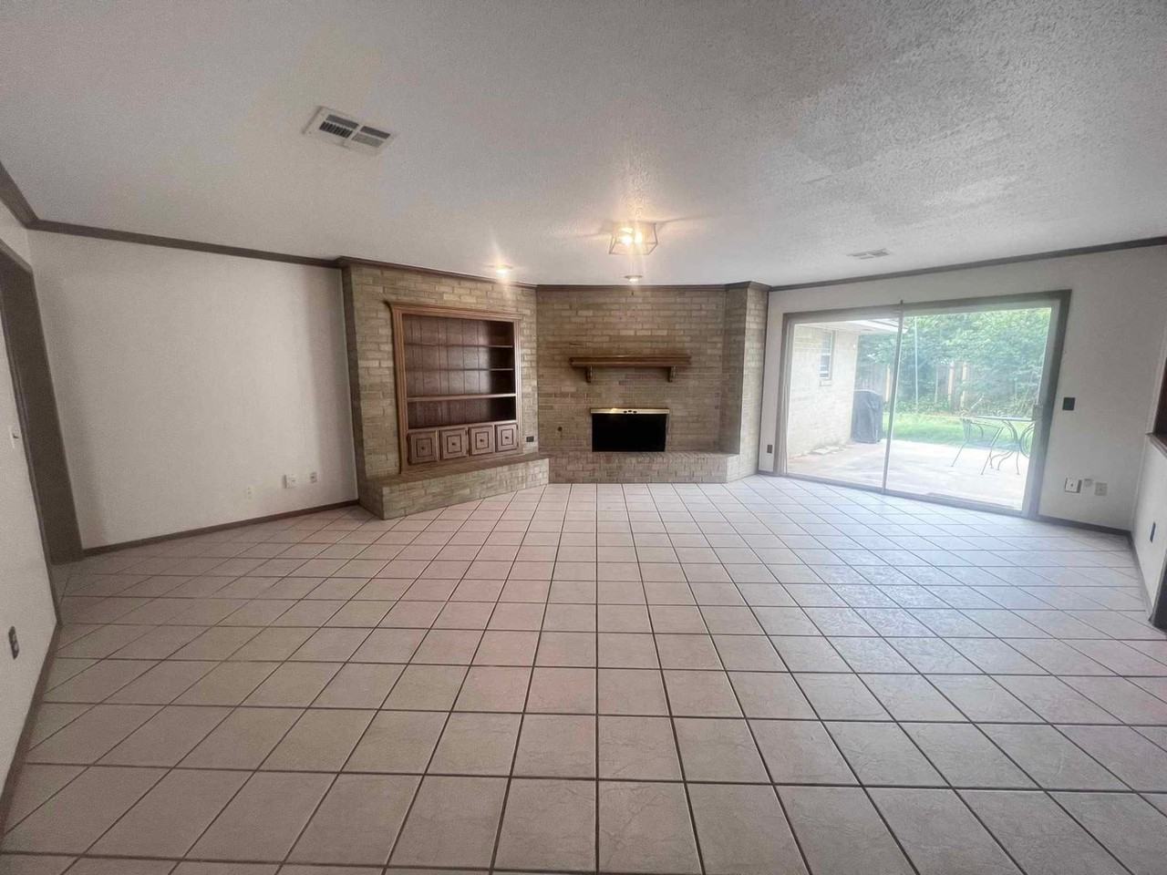 6304 Nw 84th St - Photo 2 of 22
