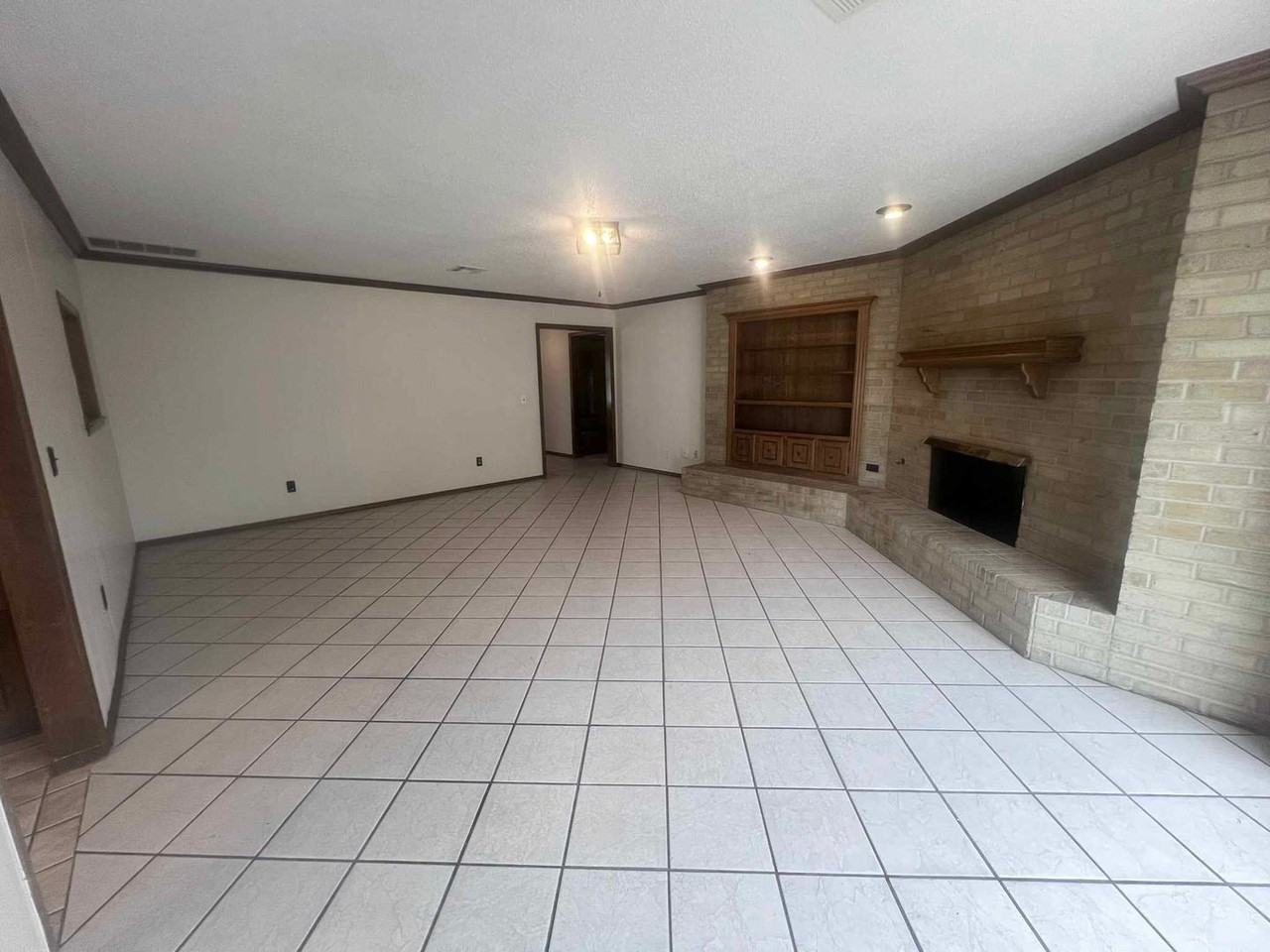 6304 Nw 84th St - Photo 3 of 22