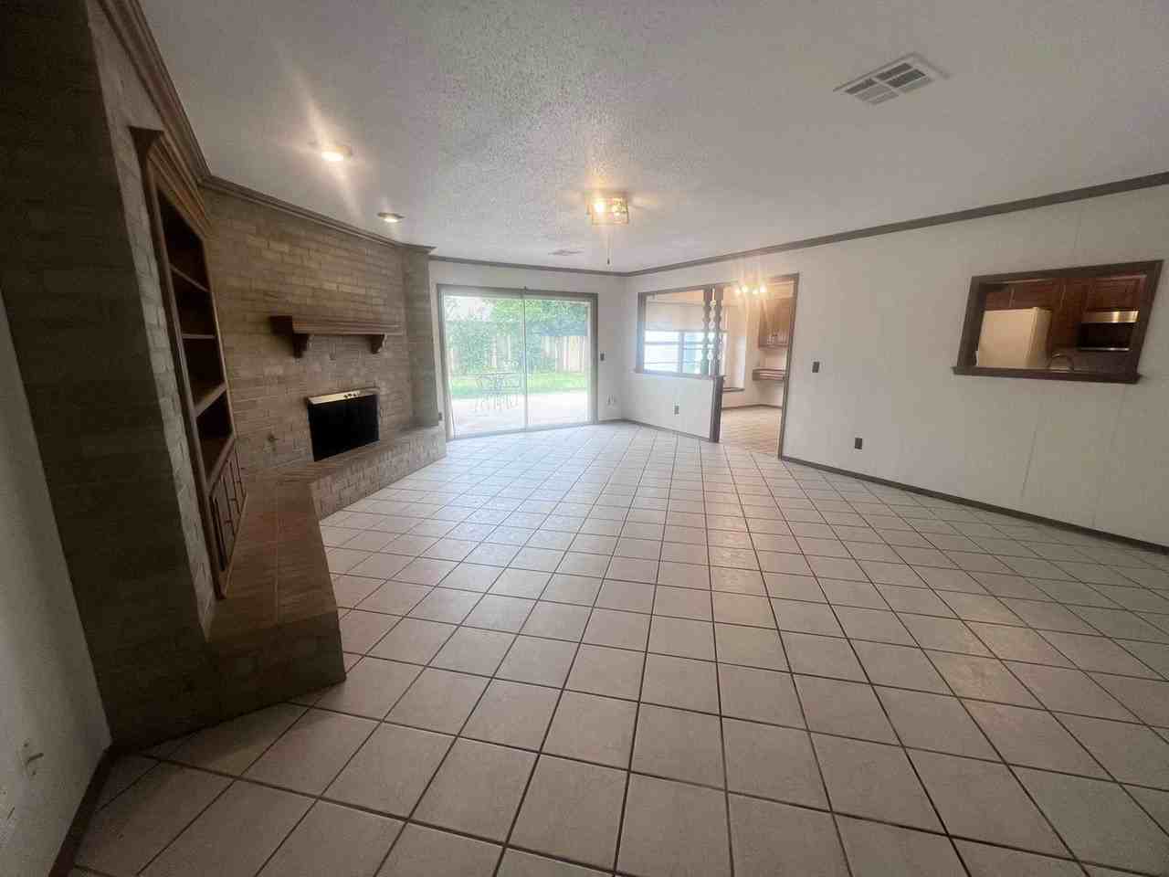 6304 Nw 84th St - Photo 4 of 22