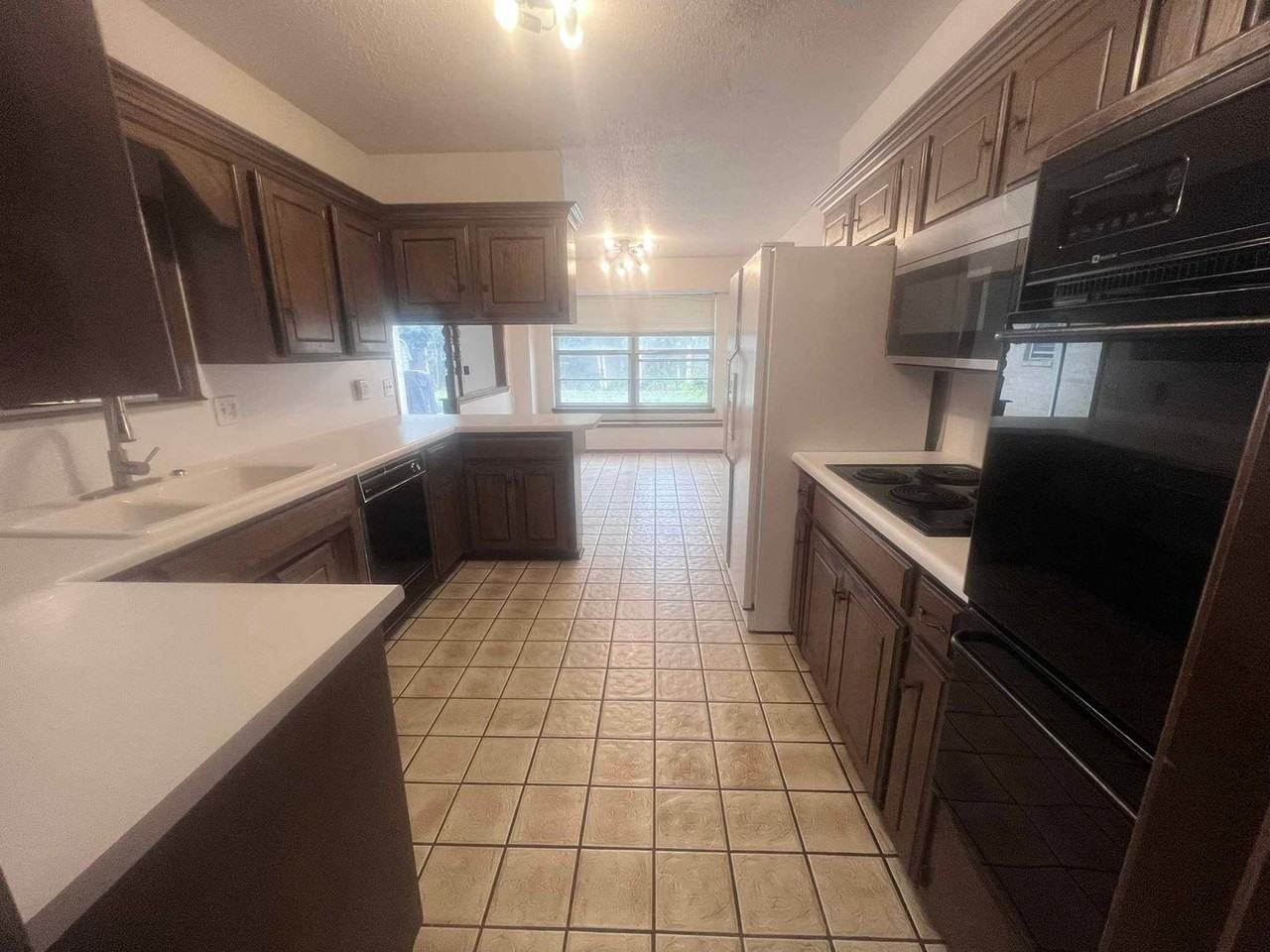 6304 Nw 84th St - Photo 5 of 22