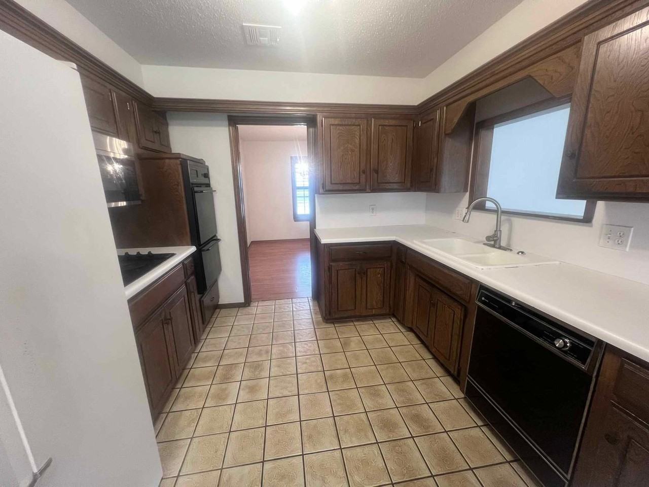 6304 Nw 84th St - Photo 6 of 22