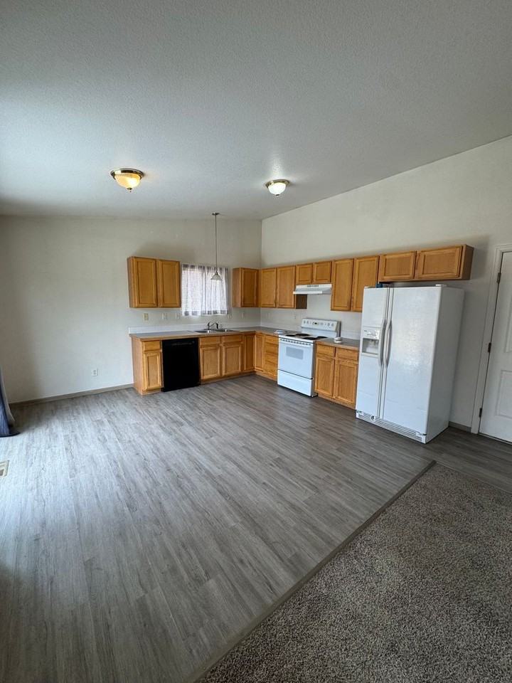 2702 Hawk Dr - Photo 2 of 11