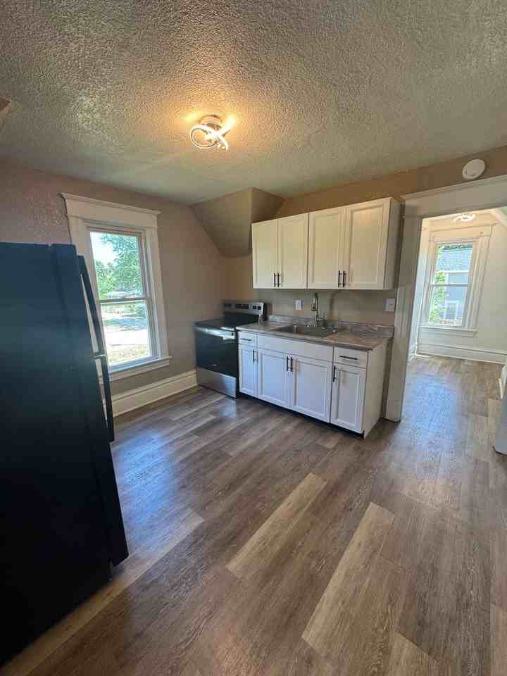 906 S 5th St - Photo 2 of 7