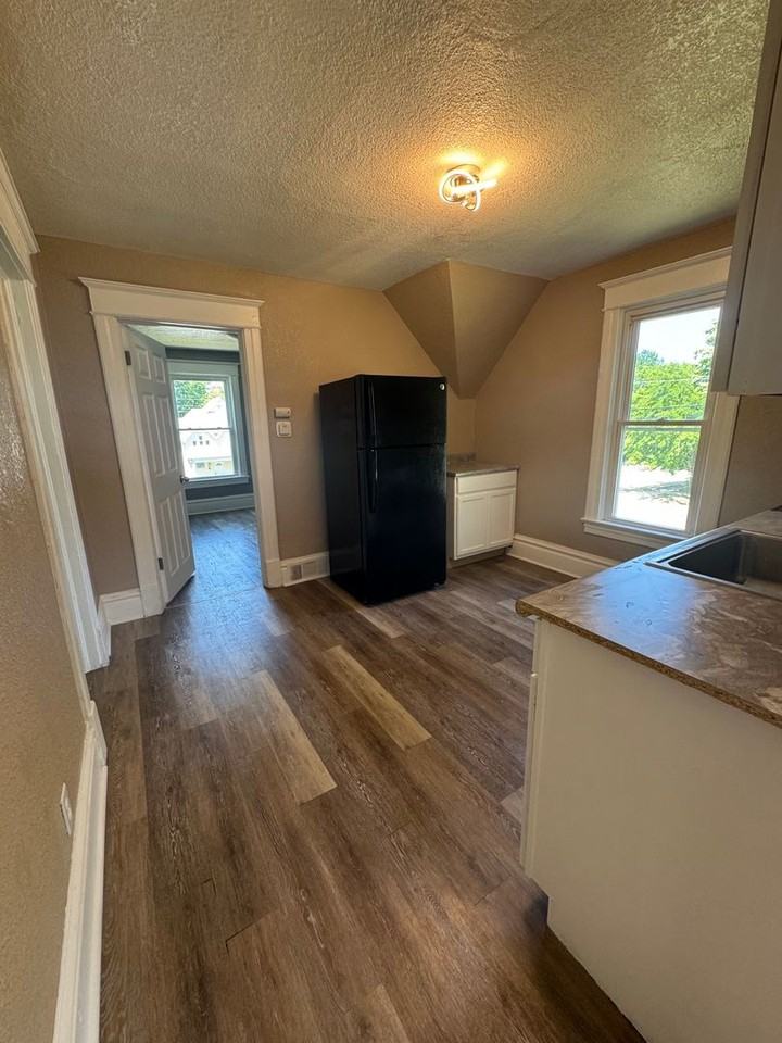 906 S 5th St - Photo 3 of 7