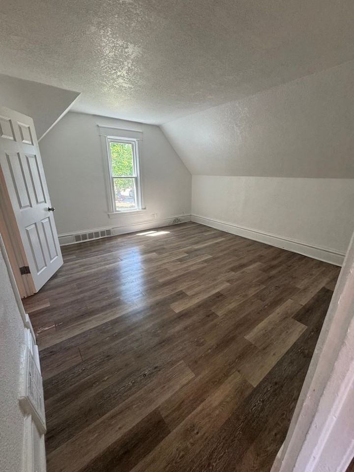 906 S 5th St - Photo 4 of 7