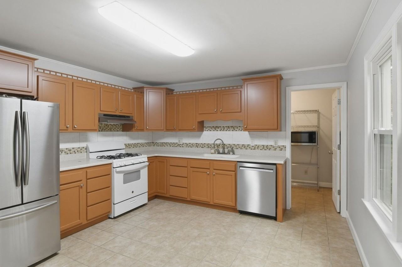 1306 Brockton Dr - Photo 4 of 31