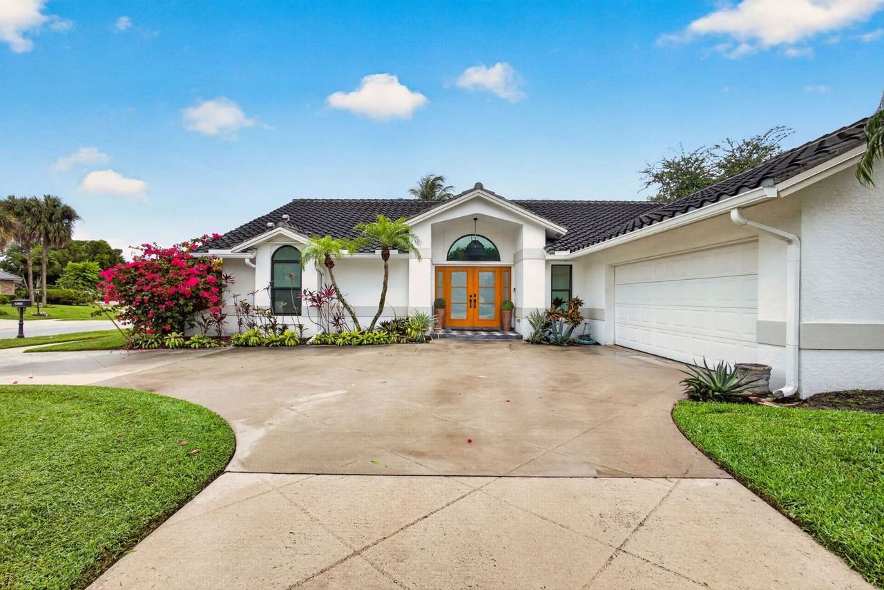 12897 La Rochelle Cir - Photo 3 of 50