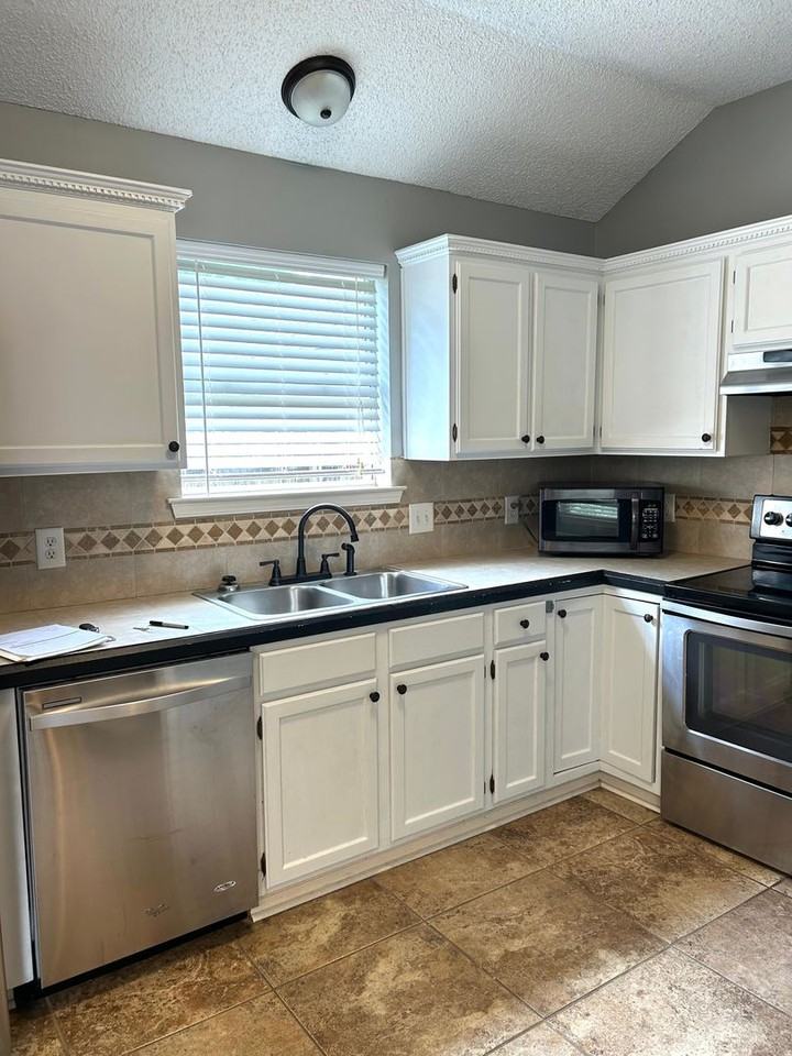 240 Meadow Bend Dr - Photo 3 of 8