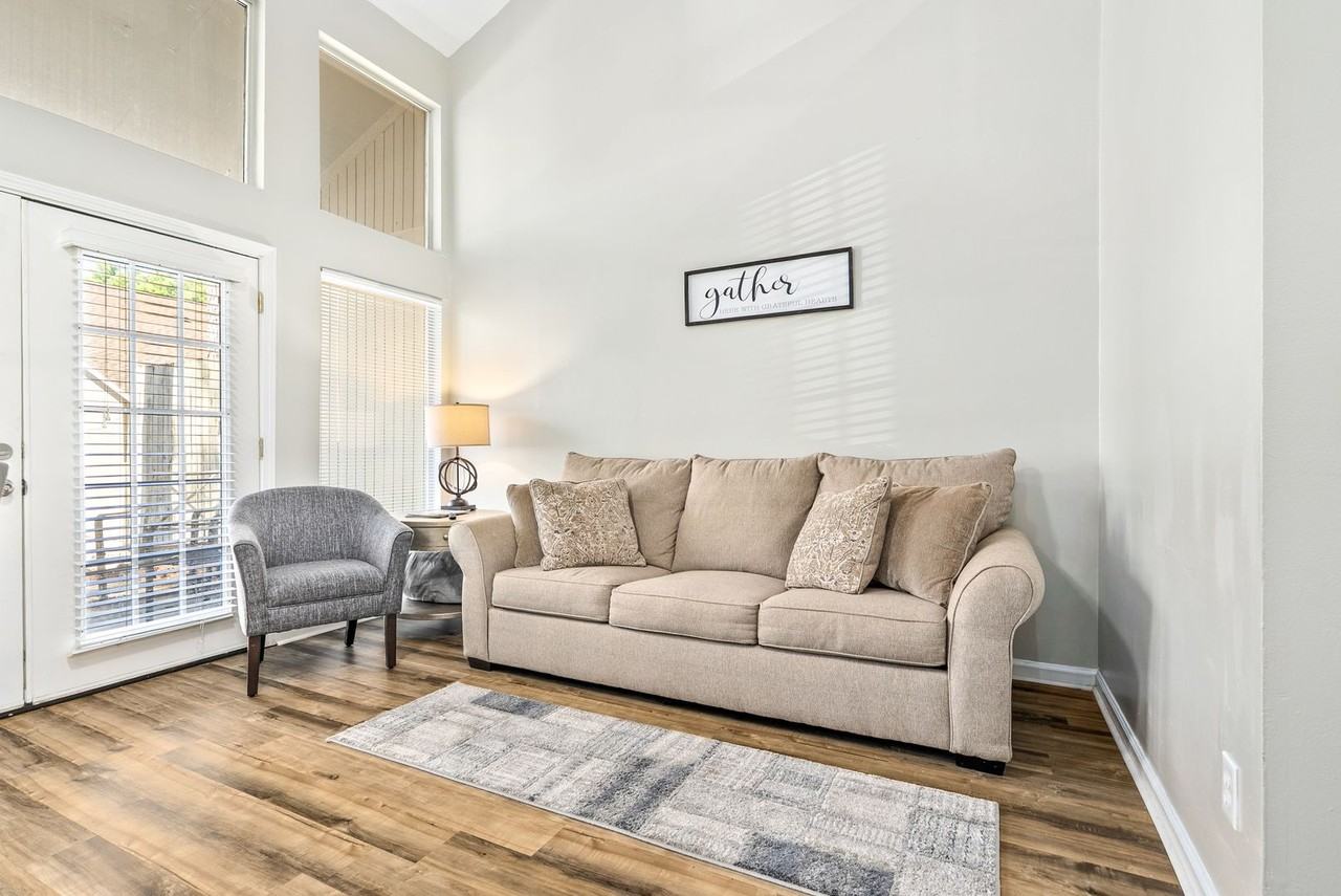 1016 Stonegate Dr Apt B - Photo 3 of 15