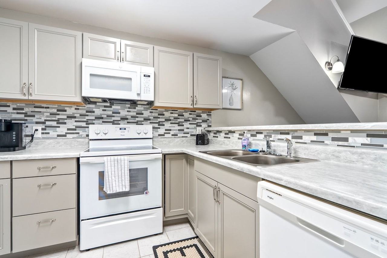 1016 Stonegate Dr Apt B - Photo 4 of 15