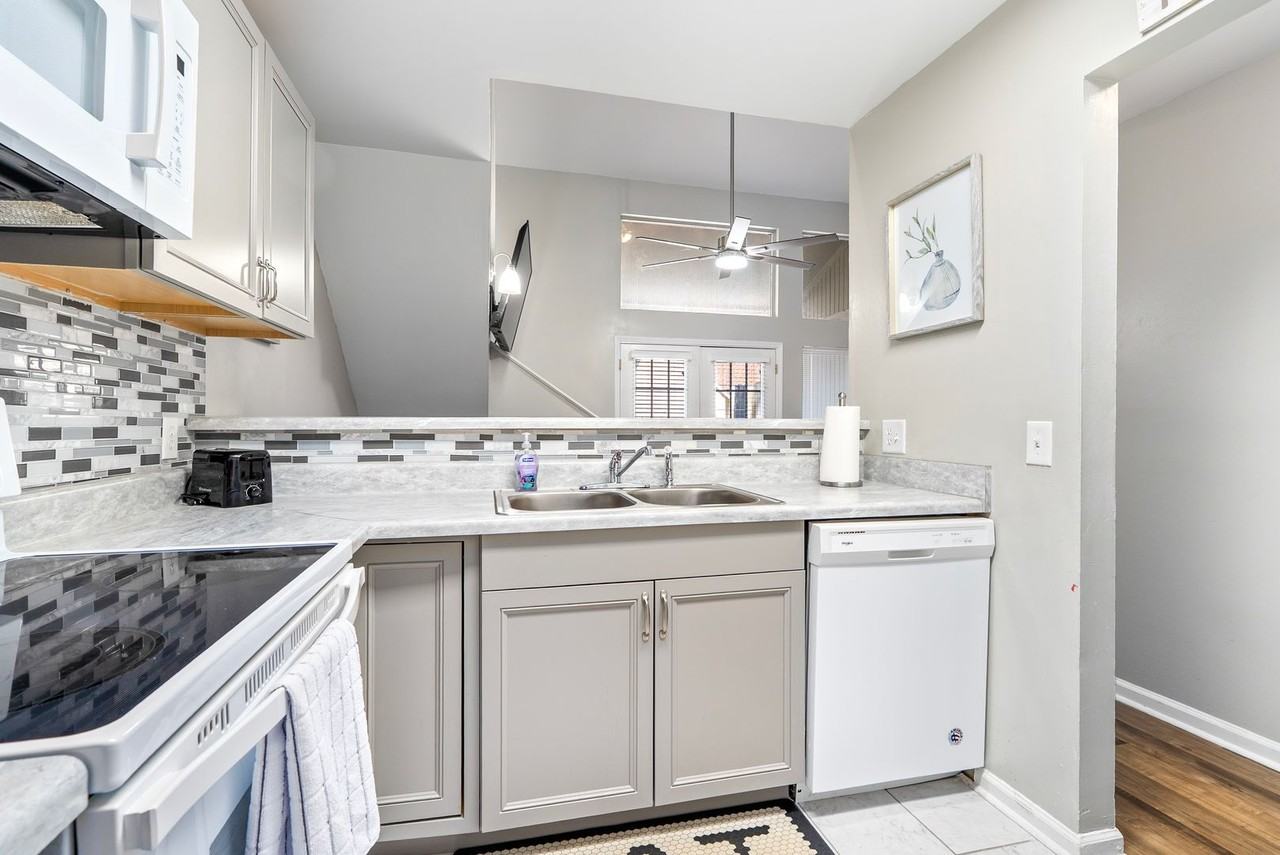 1016 Stonegate Dr Apt B - Photo 5 of 15