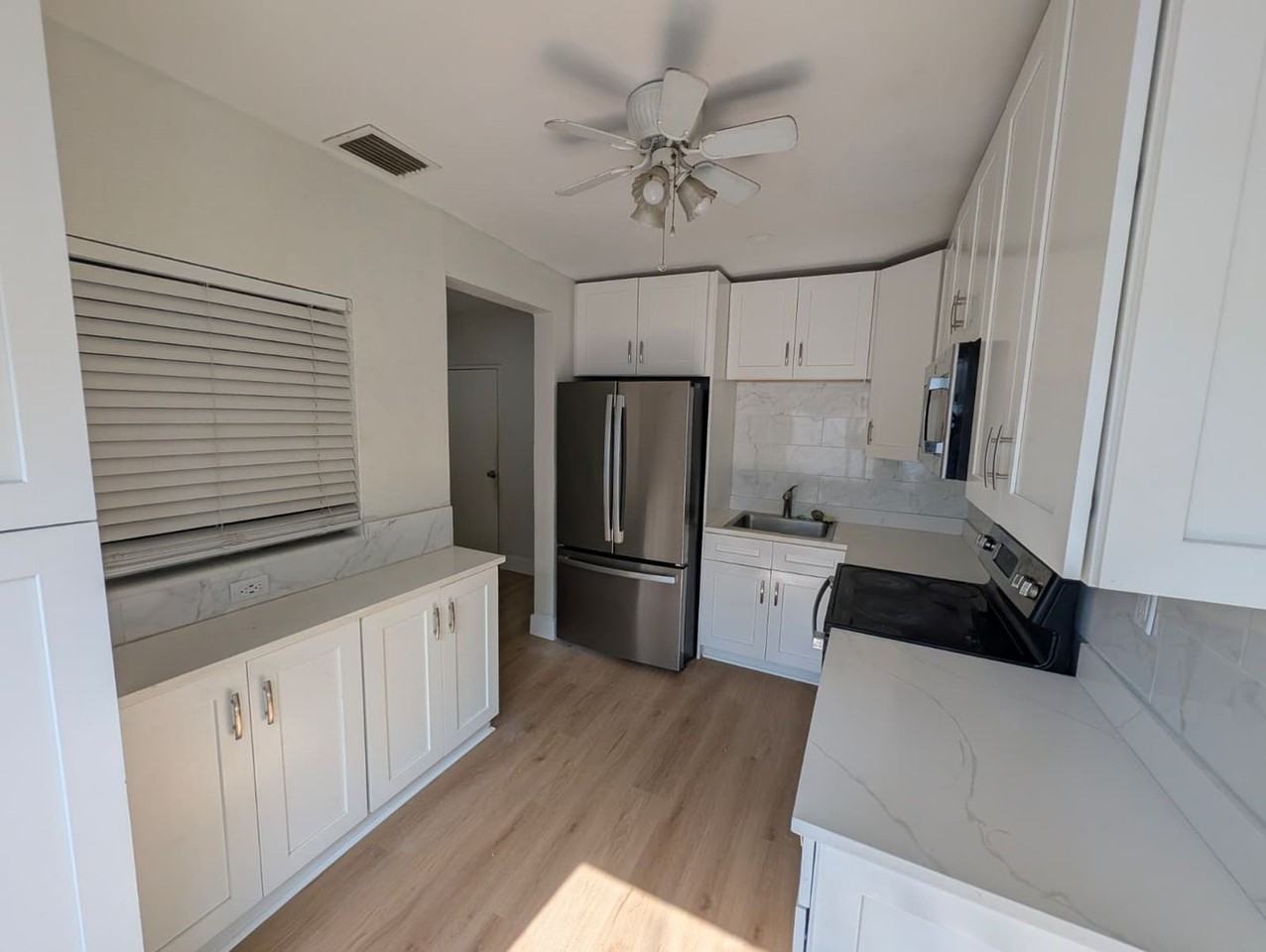 621 Ne 56th St - Photo 2 of 25