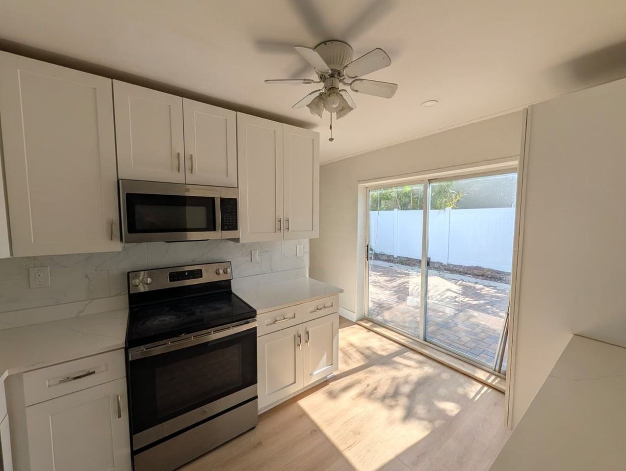 621 Ne 56th St - Photo 3 of 25