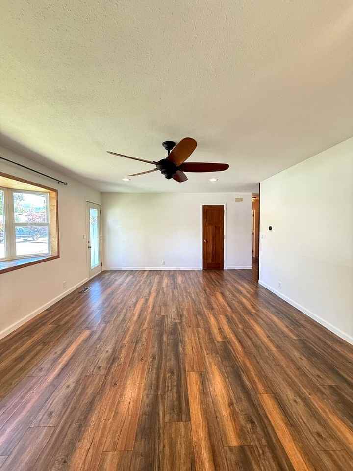 112 Hickory Dr - Photo 3 of 23