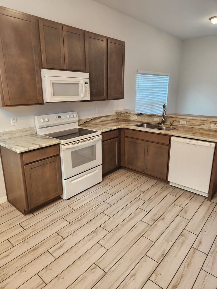 1108 Constantine St - Photo 3 of 24