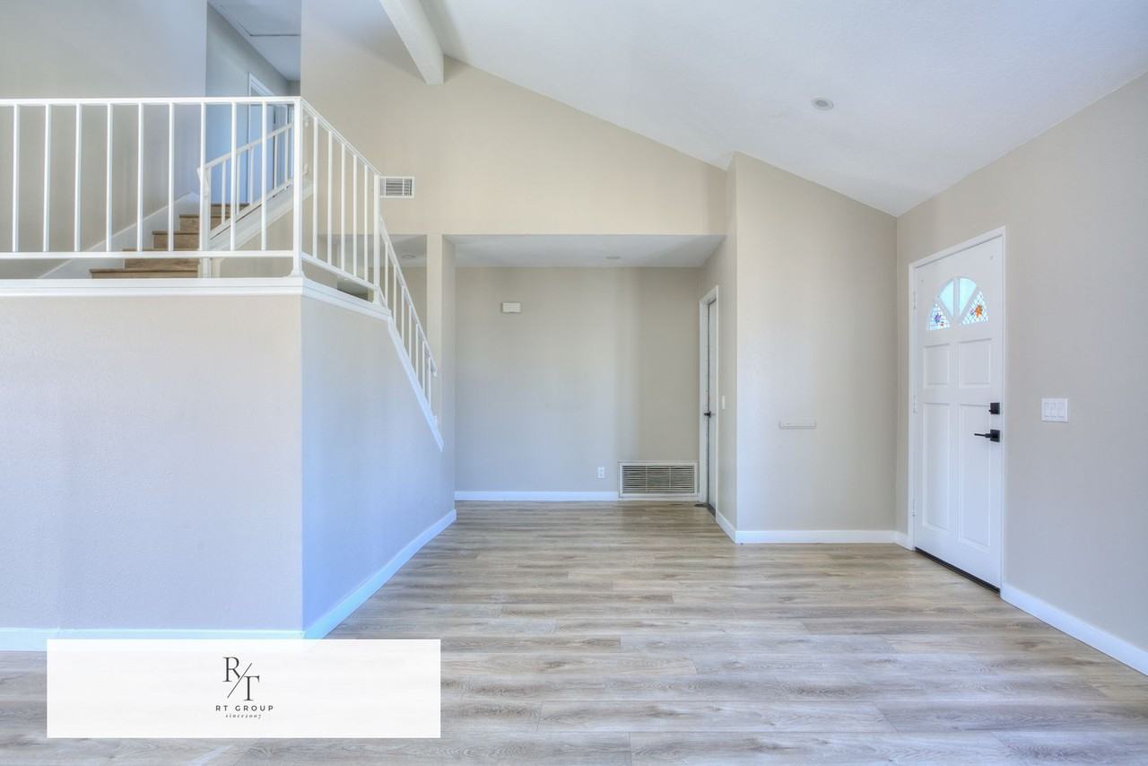 15326 Swarens Ct - Photo 4 of 36
