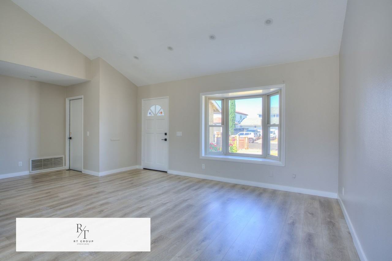 15326 Swarens Ct - Photo 5 of 36