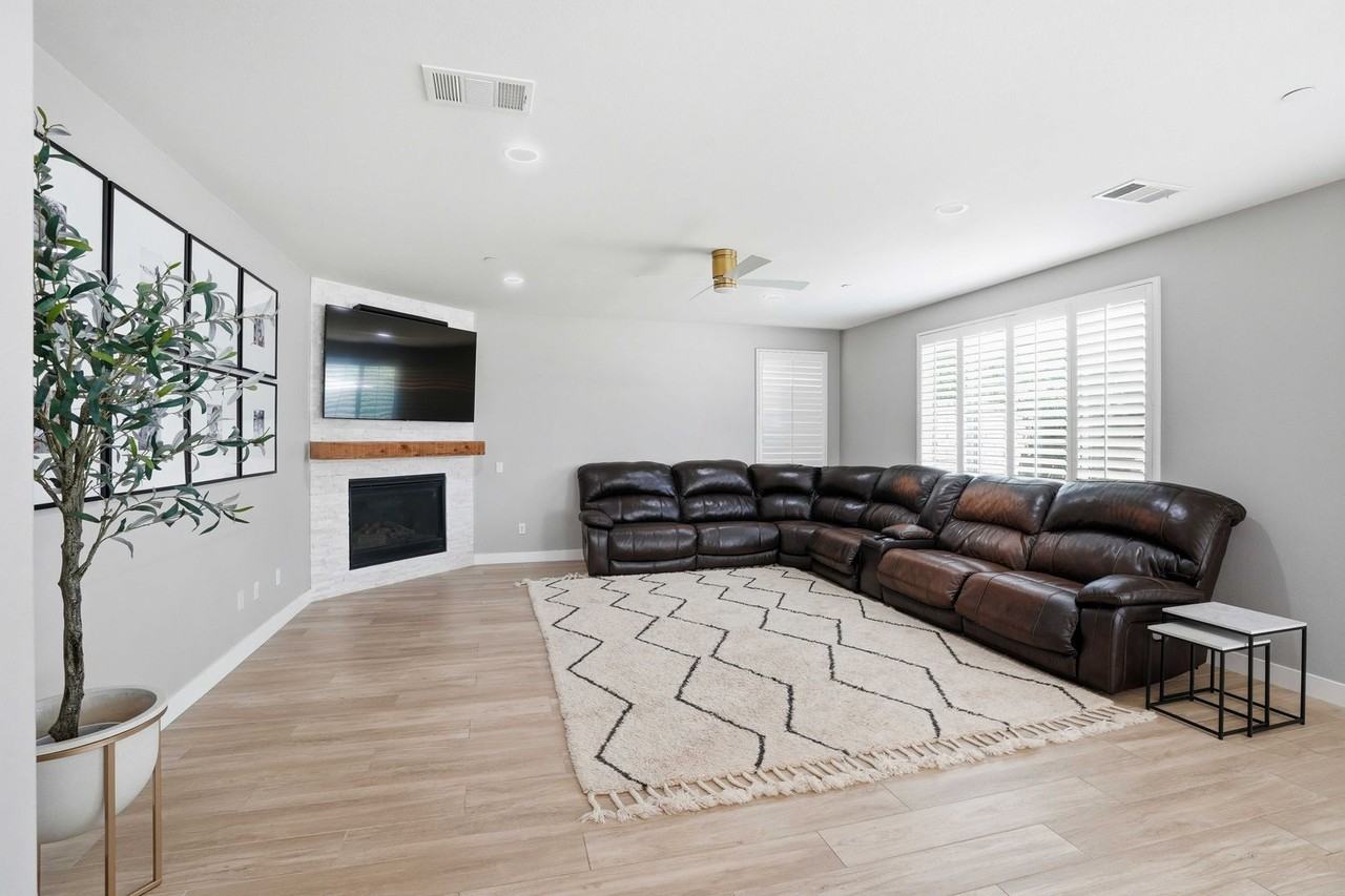 24545 Rosette Ln - Photo 7 of 47