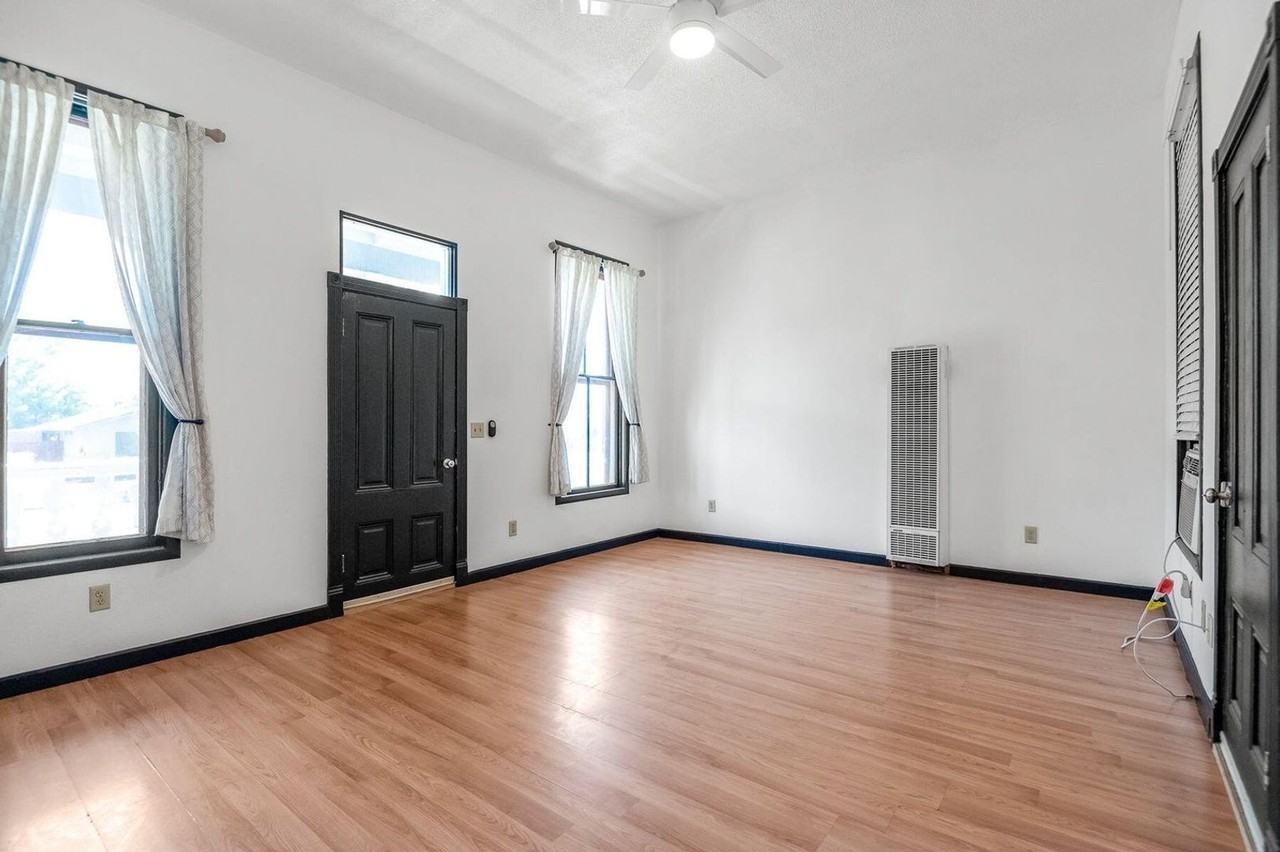 502 N Harris St - Photo 3 of 8