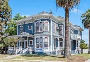 featured image of 132 E 10th St