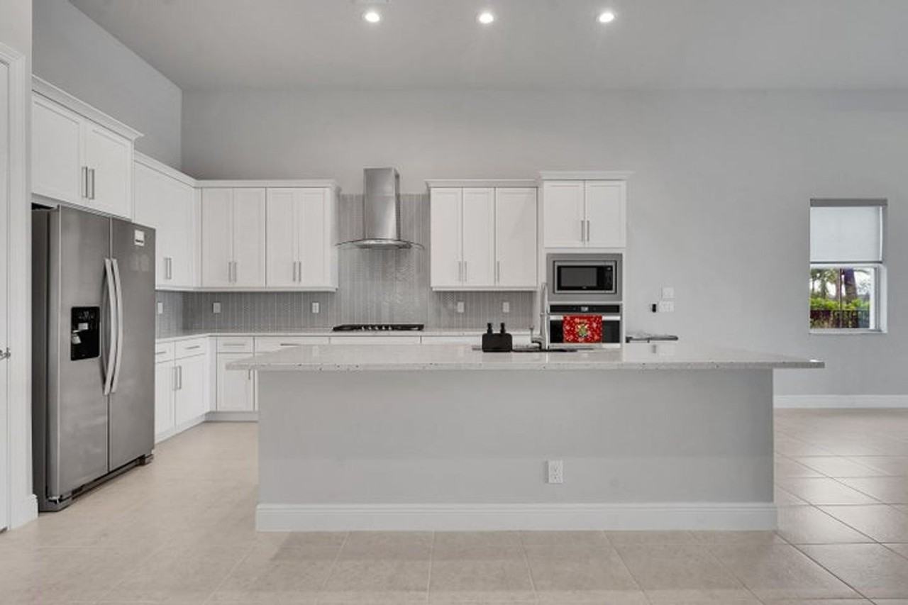 12582 Nautilus Cir - Photo 2 of 17