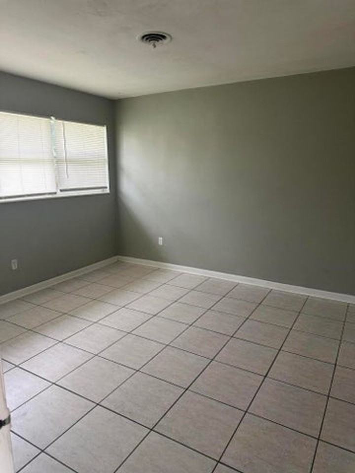 3194 Prince Dr - Photo 3 of 12
