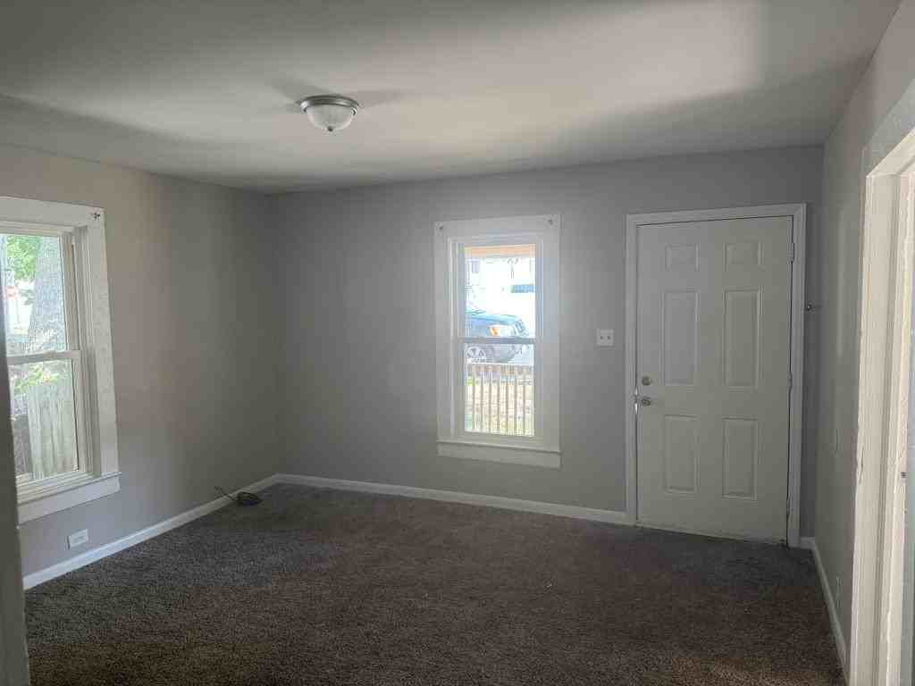 906 Juniper St - Photo 2 of 5