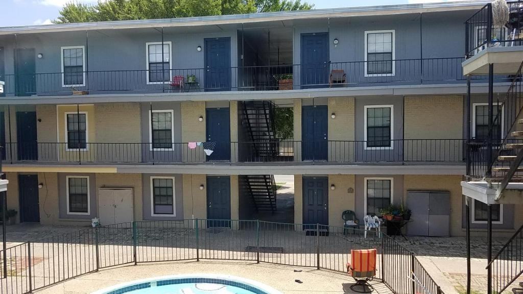 3635 Bolivar Dr - Photo 3 of 8
