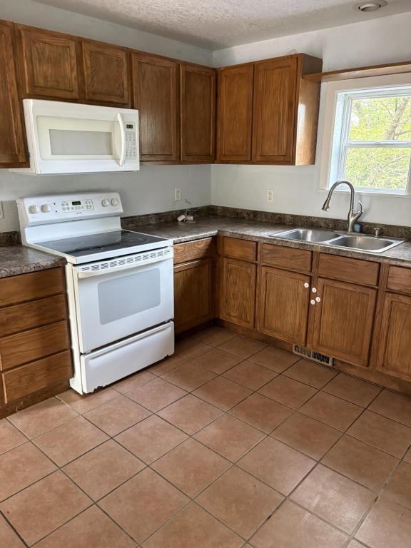 703 W 5th St - Photo 3 of 7
