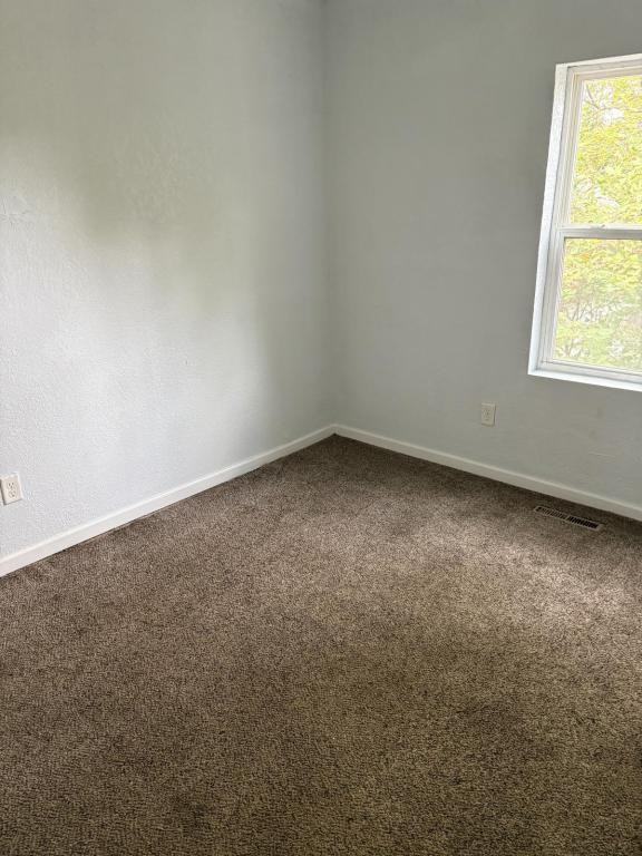 703 W 5th St - Photo 5 of 7