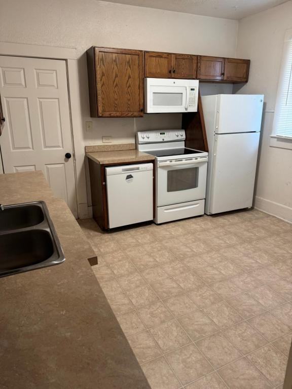 313 E Lloyd St - Photo 2 of 11