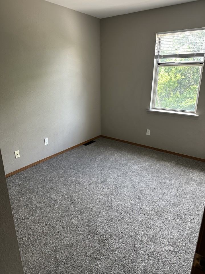 420 Clarke Dr - Photo 3 of 12