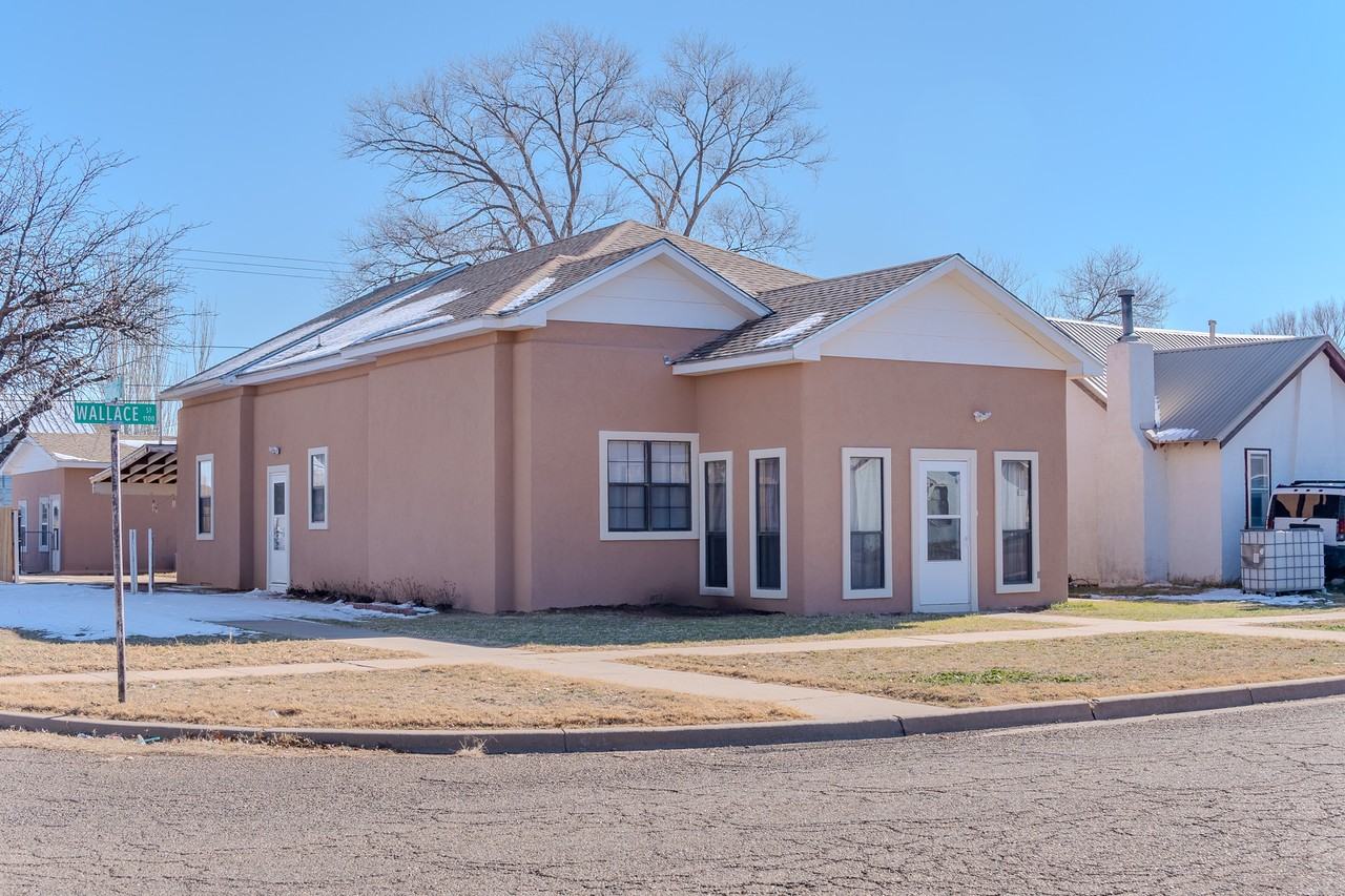 1121 Wallace St - Photo 2 of 23