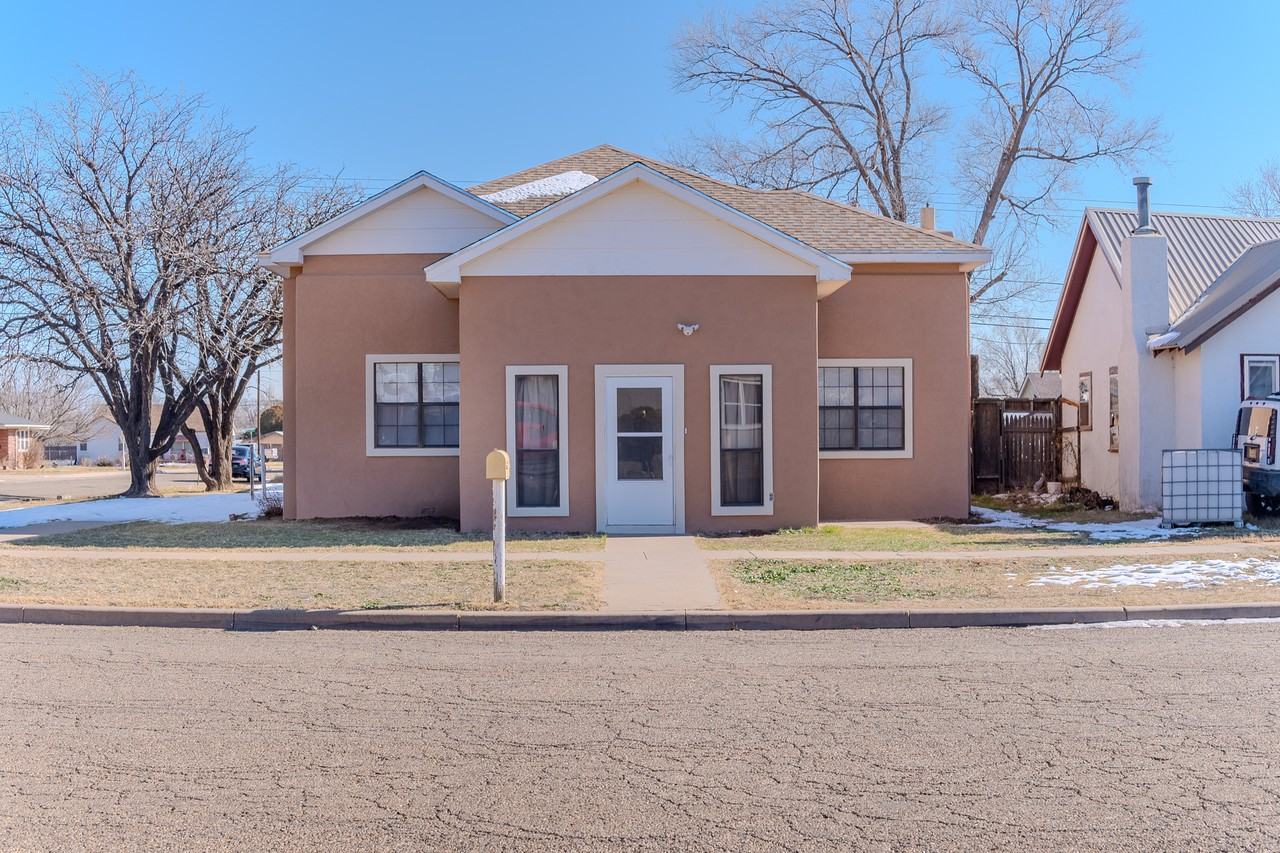 1121 Wallace St - Photo 3 of 23