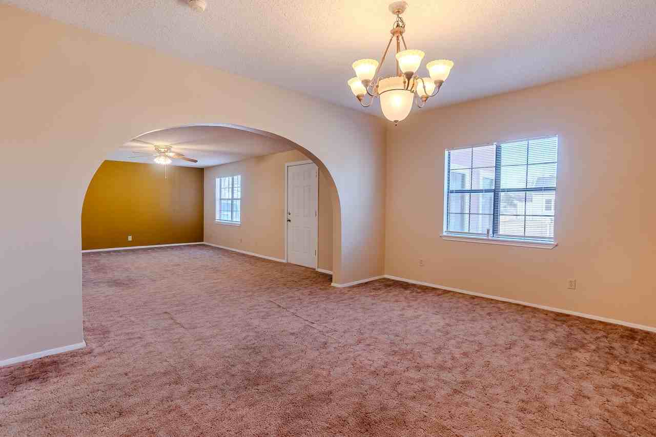 1121 Wallace St - Photo 4 of 23