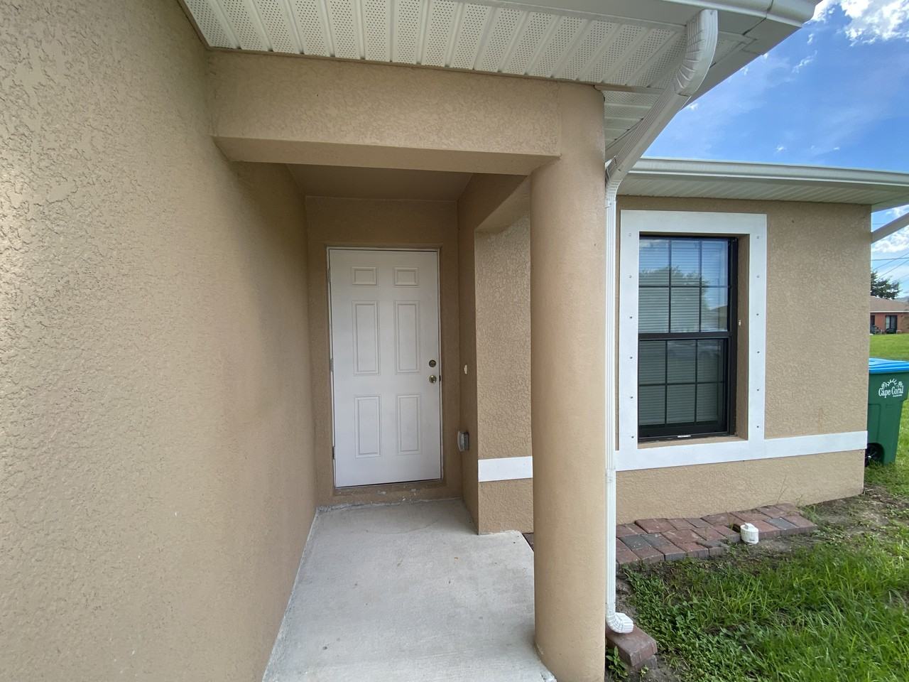 1020 Se 12th Ter - Photo 2 of 13
