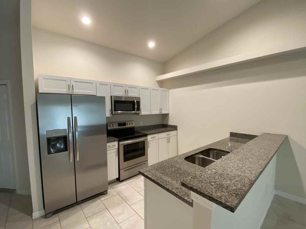 1020 Se 12th Ter - Photo 3 of 13