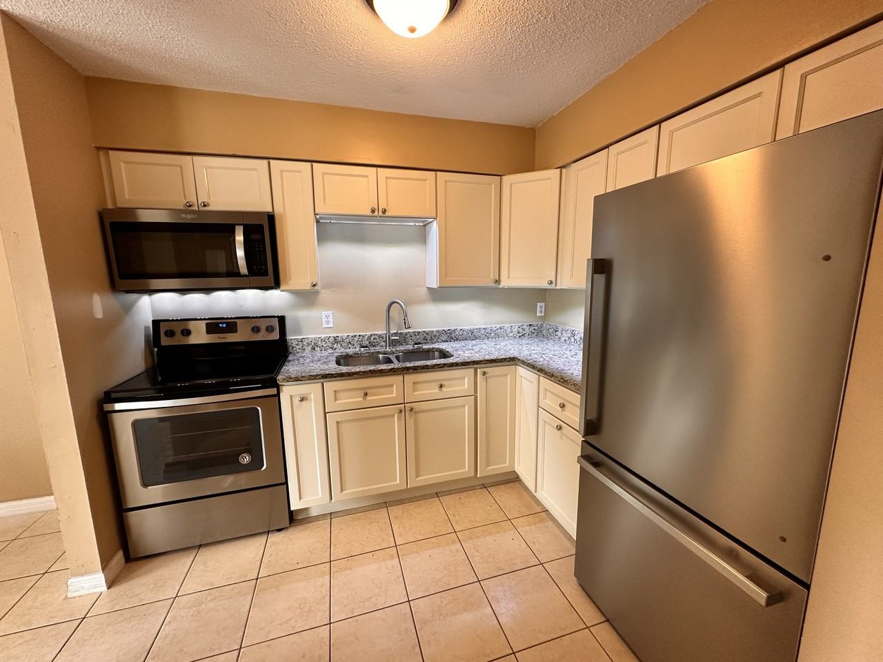 1805 Se 15th Pl #2 - Photo 3 of 16